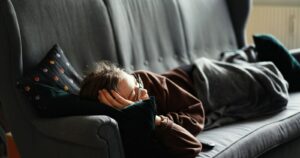 Mulher deitada descansando no sofá