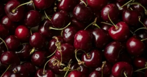 Cerejas vermelho-escuras amontoadas, vistas de perto