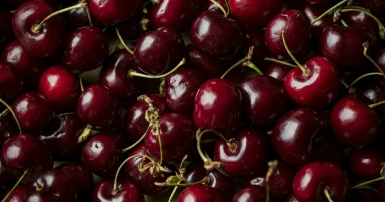 Cerejas vermelho-escuras amontoadas, vistas de perto